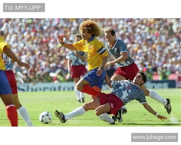 黑白线条勾勒绿茵传奇展现足球球星力量与激情艺术之美