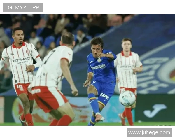 飞球足球球星展现巅峰技艺助力球队冲击冠军荣耀成为全球足坛焦点